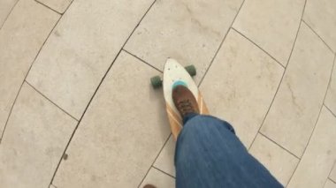 Seyahat ayakkabı veya yürüyüş botlar adam üst görünüm el çekim asfalt veya büyük şehir üzerinde Longboard sürmek. Genç bir adam parkta uzun tahta sürmek. Kentsel yaz eğlenceli, aktif yaşam tarzı.