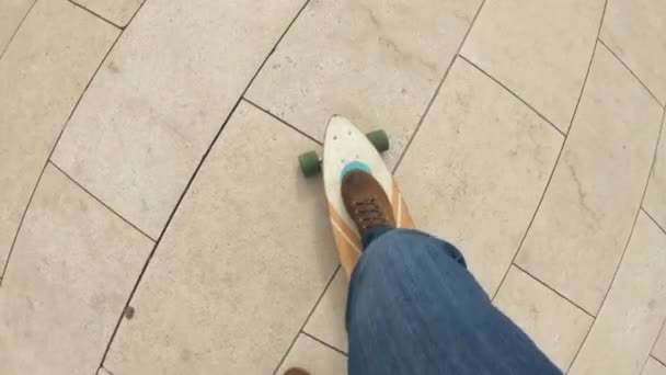 Bovenaanzicht handheld shot van man in reizen schoeisel of wandelen laarzen ritten Longboard op asfalt of grote stad. Een jonge vent rijdt een Longboard in het Park. Urban Summer plezier, actieve levensstijl. — Stockvideo