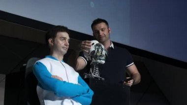 İnsansı robot adam sahnede. Robotik ve yapay zekada yenilikçi gelişim. Android Sunumu. Modern Robotik Teknolojiler