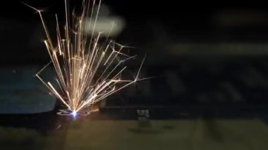 Metal Cnc Lazer kesim, modern endüstriyel teknoloji. Metal üzerine endüstriyel lazer gravürleri
