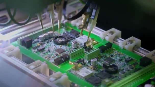 Producción de placas de circuito electrónico. Máquina de tablero de corte circular automatizada produce placa electrónica digital impresa. Fabricación de contratos electrónicos. Fabricación de chips electrónicos. Alta tecnología — Vídeos de Stock