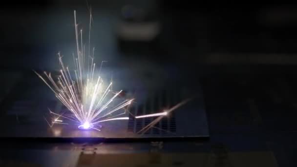 Cięcie laserowe CNC metalu, nowoczesnej technologii przemysłowej. Grawerki laserowe przemysłowe na metalu — Wideo stockowe