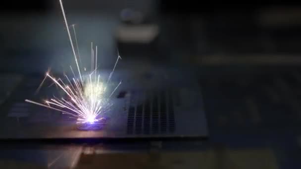 CNC laserskärning av metall, modern industriteknik. Industriella lasergravyrer på metall — Stockvideo