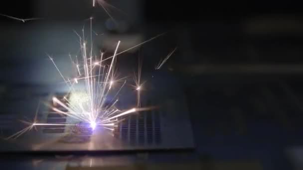CNC-Laserschneiden von Metall, moderne industrielle Technologie. industrielle Lasergravuren auf Metall — Stockvideo