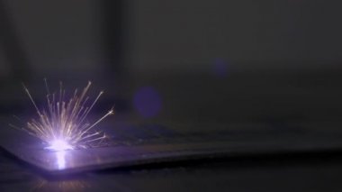 Lazer gravür makinesi. Sert malzemelerin kesimi için özel ekipmanlar. Otomasyon ve hassas sistem. Metal Cnc Lazer kesim, modern endüstriyel teknoloji. Endüstriyel lazer.