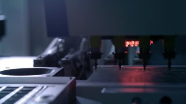 Elektronik devre kartı üretimi. Otomatik Circut Tahtası Yazdırılmış Dijital Elektronik Kart Üretir. Elektronik kontrat imalatı. Elektronik çip üretimi. Yüksek teknoloji.