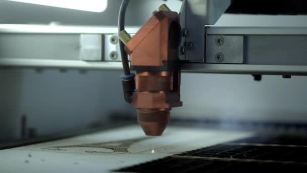 Machine voor lasersnijden hout close-up snijdt spaanplaat. CNC brandende laser houtbewerking houtverwerkende machine. Slow Motion. — Stockvideo