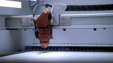 Lazer kesim ahşap için makine yonga levha keser kapatın. Cnc Yanan Lazer Ahşap İşleme Makinesi. Yavaş çekim.