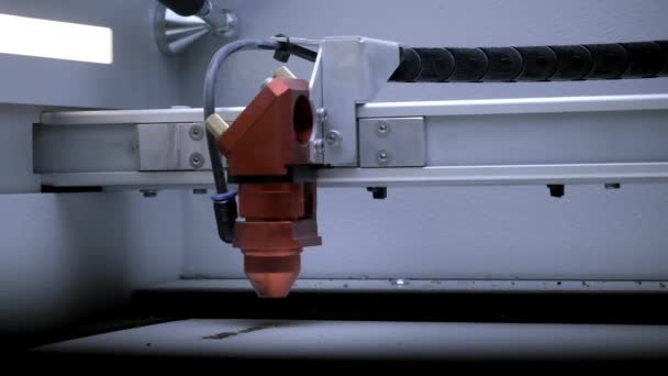 Maskin för laserskärning av trä närbild klipper spånskiva. CNC Burning laser träbearbetning träbearbetnings maskin. Slow motion. — Stockvideo