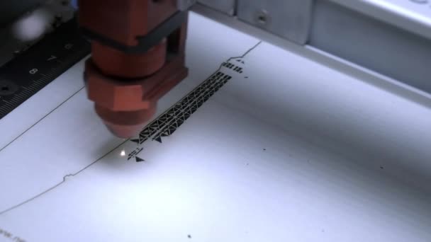 Machine de découpe laser bois gros plan découpe des panneaux de particules. Machine de traitement du bois CNC gravure laser. Mouvement lent . — Video