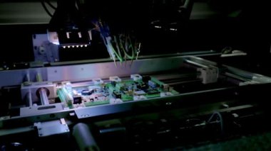 Fabrika Makinası İş Başında: Otomatik Robotik Kol ile Monte Edilen Baskılı Devre Kartı, Yüzeye Monte Li Teknoloji Mikroçipleri Anakarta Bağlatır. Time Lapse Makro Yakın Çekim Görüntüleri.