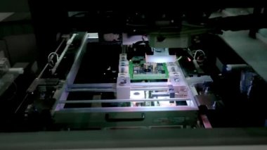 Fabrika Makinası İş Başında: Otomatik Robotik Kol ile Monte Edilen Baskılı Devre Kartı, Yüzeye Monte Li Teknoloji Mikroçipleri Anakarta Bağlatır. Time Lapse Makro Yakın Çekim Görüntüleri.