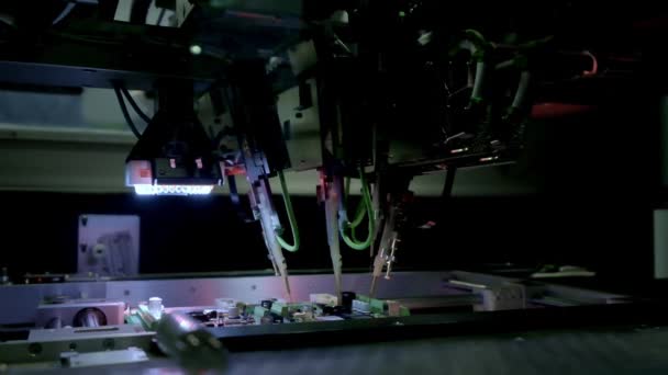 Fabrieks machine aan het werk: Printed Circuit Board wordt geassembleerd met geautomatiseerde robotarm, Oppervlaktemontage technologie die microchips aan het moederbord koppelt. Time lapse macro close-up beeldmateriaal. — Stockvideo