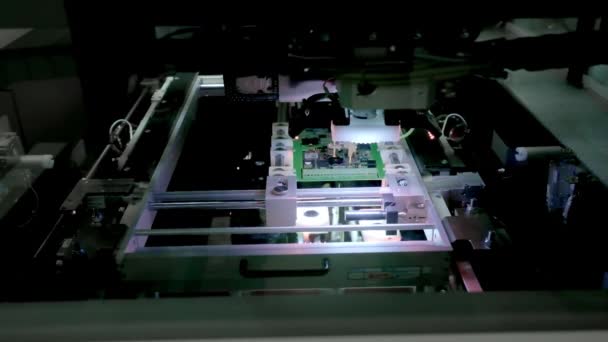 Máquina de fábrica en el trabajo: la placa de circuito impreso se ensambla con brazo robótico automatizado, tecnología montada en superficie que conecta microchips a la placa base. Tiempo de lapso Macro Primer plano Filmación . — Vídeos de Stock