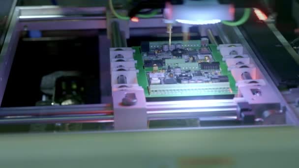 電子回路基板の製造。自動回路基板機印刷されたデジタル電子基板を生成します。電子契約製造業。電子チップの製造。ハイテク技術 — ストック動画