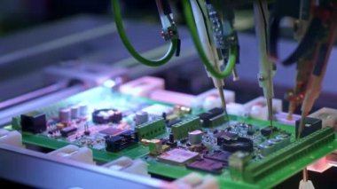 Elektronik devre kartı üretimi. Otomatik Circut Tahtası Yazdırılmış Dijital Elektronik Kart Üretir. Elektronik kontrat imalatı. Elektronik çip üretimi. Yüksek teknoloji.