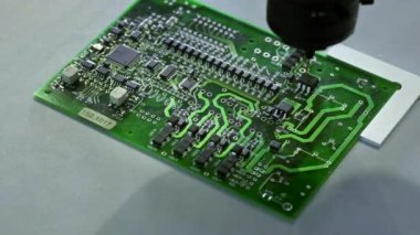 Elektronik devrelerin mekanik oluşturma süreci. Elektronik tahta oluşturmak. Metal iğne parçaları plastik bir destek üzerine ayarlar. Lehimler elektronik bileşenler.