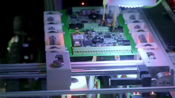 Productie van elektronische printplaten. Automatische Circut Board machine Produceert Gedrukt digitaal elektronisch karton. Productie van elektronicacontracten. Vervaardiging van elektronische chips. Geavanceerde technologie — Stockvideo