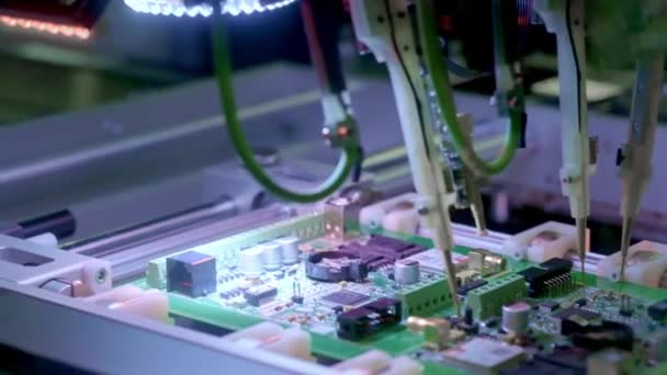 Производство электронных плат. Автоматизированная машина Circut Board производит распечатанную цифровую электронную плату. Производство электроники по контракту. Производство электронных чипов. Высокие технологии — стоковое видео