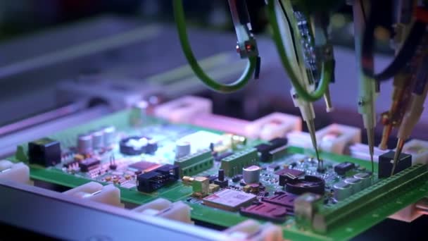 Produzione di circuiti elettronici. Macchina automatica Circut Board Produce stampato scheda elettronica digitale. Produzione di contratti elettronici. Fabbricazione di chip elettronici. Alta tecnologia — Video Stock