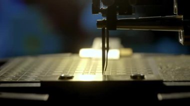 Özel bir modern makine tahtaya silikon mikroişlemci yükler. Robot manipülatör, çipin matrisle temas etmesini lehimler. Modern bilgisayar teknolojisi.