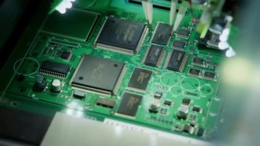 Fabrika Makinası İş Başında: Otomatik Robotik Kol ile Monte Edilen Baskılı Devre Kartı, Yüzeye Monte Li Teknoloji Mikroçipleri Anakarta Bağlatır. Makro Yakın Çekim Görüntüleri.