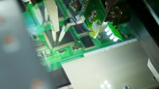 Fabrieks machine aan het werk: Printed Circuit Board wordt geassembleerd met geautomatiseerde robotarm, Oppervlaktemontage technologie die microchips aan het moederbord koppelt. Beeldmateriaal van macro close-up. — Stockvideo