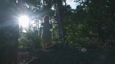 Slow Motion, Close Up: Dağcı dağcılık botları ve tanınmaz maceracı erkek yürüyüşçü dağ zirvesine tırmanma detay, ormanda güzel güneşli yaz gününde yokuş yukarı yürüyüş