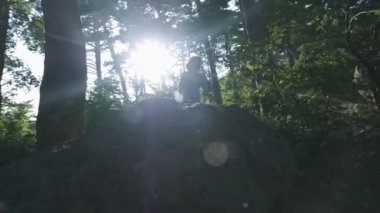 Slow Motion, Close Up: Dağcı dağcılık botları ve tanınmaz maceracı erkek yürüyüşçü dağ zirvesine tırmanma detay, ormanda güzel güneşli yaz gününde yokuş yukarı yürüyüş