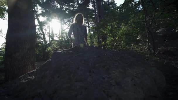 Slow motion, närbild: oigenkännlig modig manlig vandrare klättring mountaintop, gå av Trail på farliga Rocky Mountain Ridge. Brant vägg öppning vacker utsikt över skogen. — Stockvideo