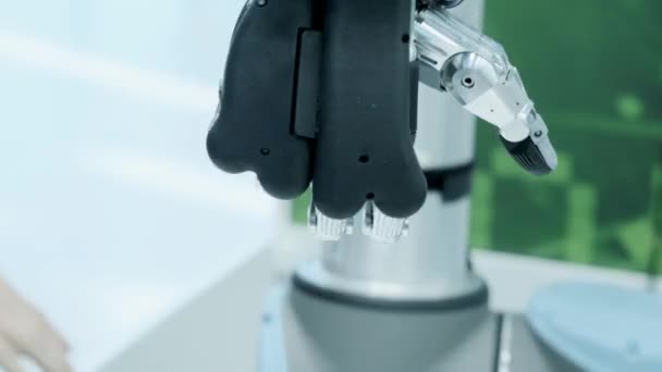 Bugün modern teknoloji. Robotik insan kolu bir manipülatördir. Modern protez ekstremite. Gelecek şimdi. Başparmak sağa doğru hareket ediyor. Fütüristik biyonik kol. — Stok video