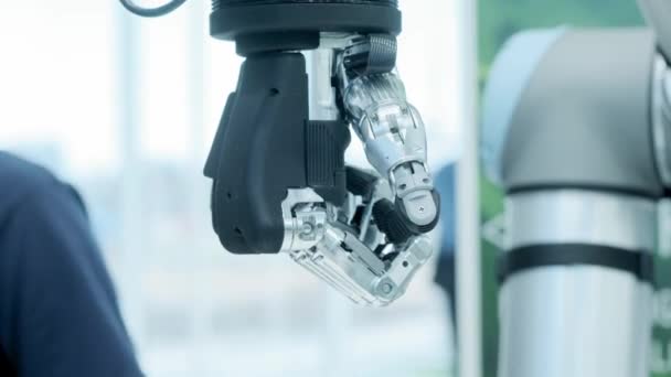 Tecnologia moderna hoje. O braço humano robótico é um manipulador. Membros protéticos modernos. O futuro é agora. O polegar está a mover-se para a direita. Braço biónico futurista . — Vídeo de Stock