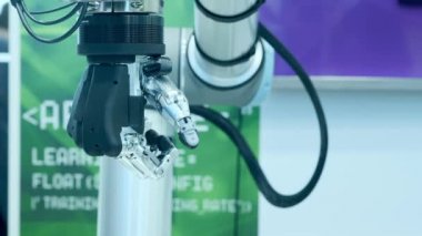 Bugün modern teknoloji. Robotik insan kolu bir manipülatördir. Modern protez ekstremite. Gelecek şimdi. Başparmak sağa doğru hareket ediyor. Fütüristik biyonik kol.