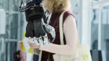 Bizim aramızda yeni teknolojiler. Robotun eli, kuyruk tarafından fare şeklinde yumuşak bir oyuncak alır. Gelecek bugün.