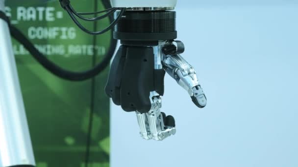 Tecnología moderna hoy en día. El brazo humano robótico es un manipulador. Extremidades prótesis modernas. El futuro es ahora. El pulgar se mueve hacia la derecha. Brazo biónico futurista . — Vídeos de Stock