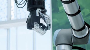 Bizim aramızda yeni teknolojiler. Robotlar el döner ve hareket eder. Parmaklarını sıkıyor ve yumrukluyor. Parlak bilimsel teknik ofis veya laboratuar.