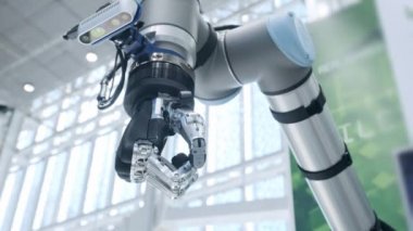 Bizim aramızda yeni teknolojiler. Robotlar el döner ve hareket eder. Parmaklarını sıkıyor ve yumrukluyor. Parlak bilimsel teknik ofis veya laboratuar.