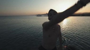 Genç milenyal otantik hipster adam muhteşem doğal c, temiz taze kelime ile dağ alp Gölü ahşap tahta üzerinde hızlı çalışır. komik bomba şekilde atlar. Yaz gezisi zevk alır.