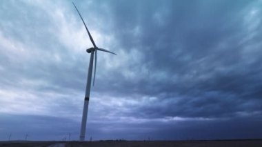 Rüzgar türbinleri çevresel enerji üretir. Çevre kirliliği kavramı, alternatif enerjinin yeni teknolojileri. Genel plan, akşam, bulutlu.