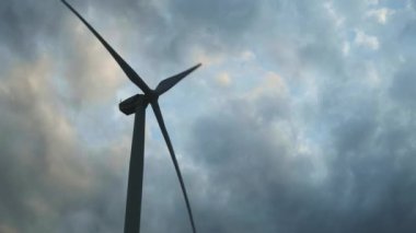 Kırım'da büyük bir rüzgar çiftliğinde Rüzgar Türbini. Yenilenebilir elektrik enerjisi üretimi. Ağır kara bulutlar. Çevre kirliliği kavramı, alternatif enerjinin yeni teknolojileri.