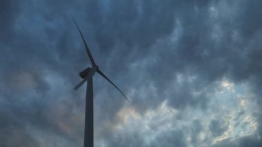 Kırım'da büyük bir rüzgar çiftliğinde Rüzgar Türbini. Yenilenebilir elektrik enerjisi üretimi. Ağır kara bulutlar. Çevre kirliliği kavramı, alternatif enerjinin yeni teknolojileri