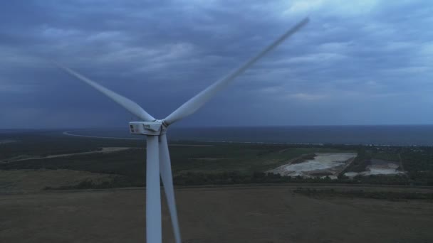 Luchtfoto van windturbines Energieproductie - 4k luchtopname bij zonsondergang. 4k drone beeldmateriaal turbines bij zonsopgang met wolken — Stockvideo