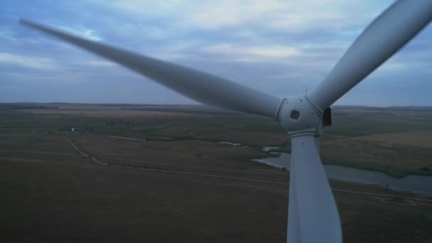 Vista aérea de las turbinas eólicas Producción de energía: toma aérea de 4k al atardecer. Turbinas de secuencias de drones 4k al amanecer con nubes — Vídeo de stock