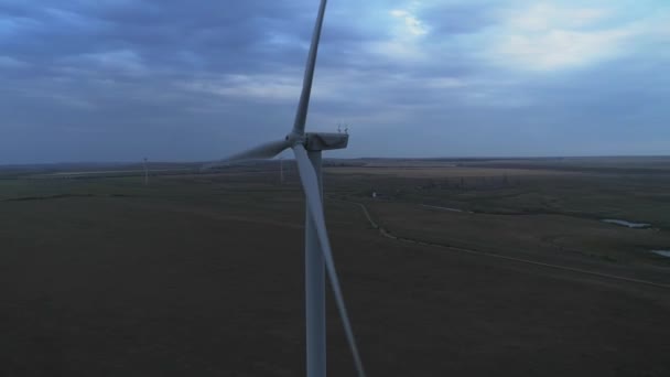 Flygfoto av vindkraftverk Energiproduktion- 4k antenn skott vid solnedgången. 4k drönarfilm turbiner vid soluppgången med moln — Stockvideo