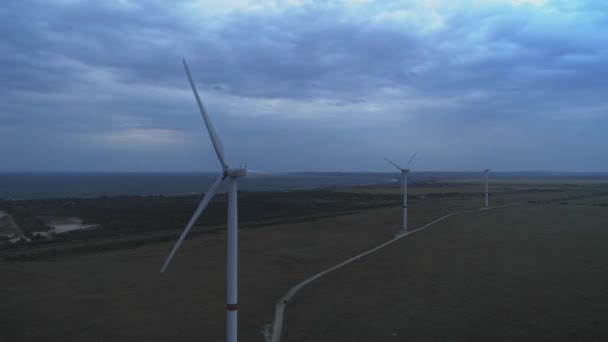 Letecký pohled na větrné turbíny Výroba energie- 4K letecké střely při západu slunce. 4k drone záběry turbíny při východu slunce s mraky — Stock video