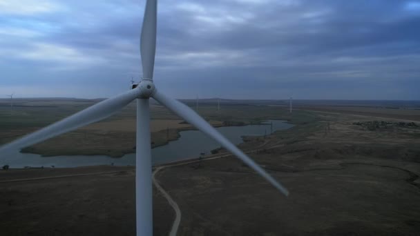 Letecký pohled na větrné turbíny Výroba energie- 4K letecké střely při západu slunce. 4k drone záběry turbíny při východu slunce s mraky — Stock video