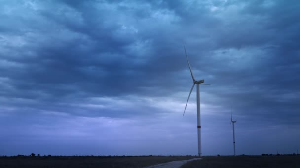 Les éoliennes produisent de l'énergie environnementale. Le concept de pollution de l'environnement, les nouvelles technologies des énergies alternatives. Plan général, soirée, ciel couvert . — Video
