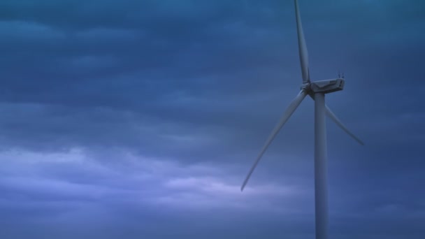 Вітрові турбіни виробляють енергію навколишнього середовища. Концепція забруднення навколишнього середовища, нові технології альтернативної енергетики. Генеральний план, вечір, звільнення . — стокове відео