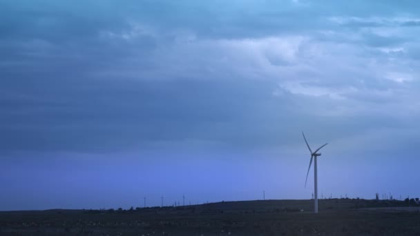 As turbinas eólicas produzem energia ambiental. O conceito de poluição ambiental, novas tecnologias de energia alternativa. Plano geral, noite, nublado . — Vídeo de Stock