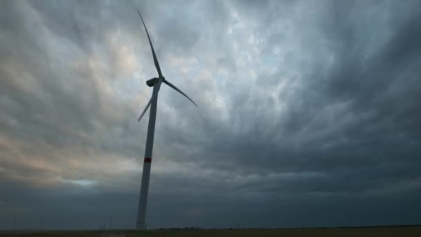 Vindkraftverk i en stor vindkraftspark på Krim. Förnybar elenergiproduktion. Tunga mörka moln. Begreppet miljöförorening, ny teknik för alternativ energi. — Stockvideo